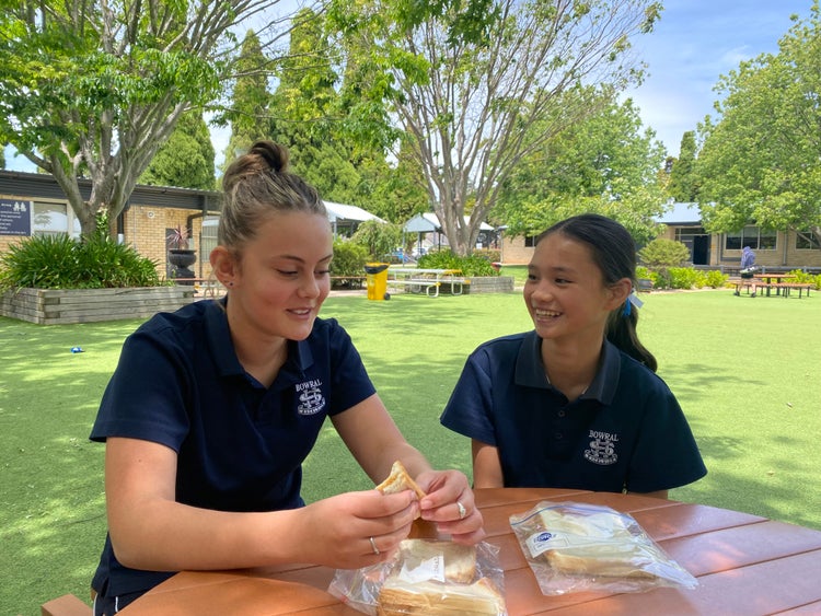 Two BHS students eating lunch